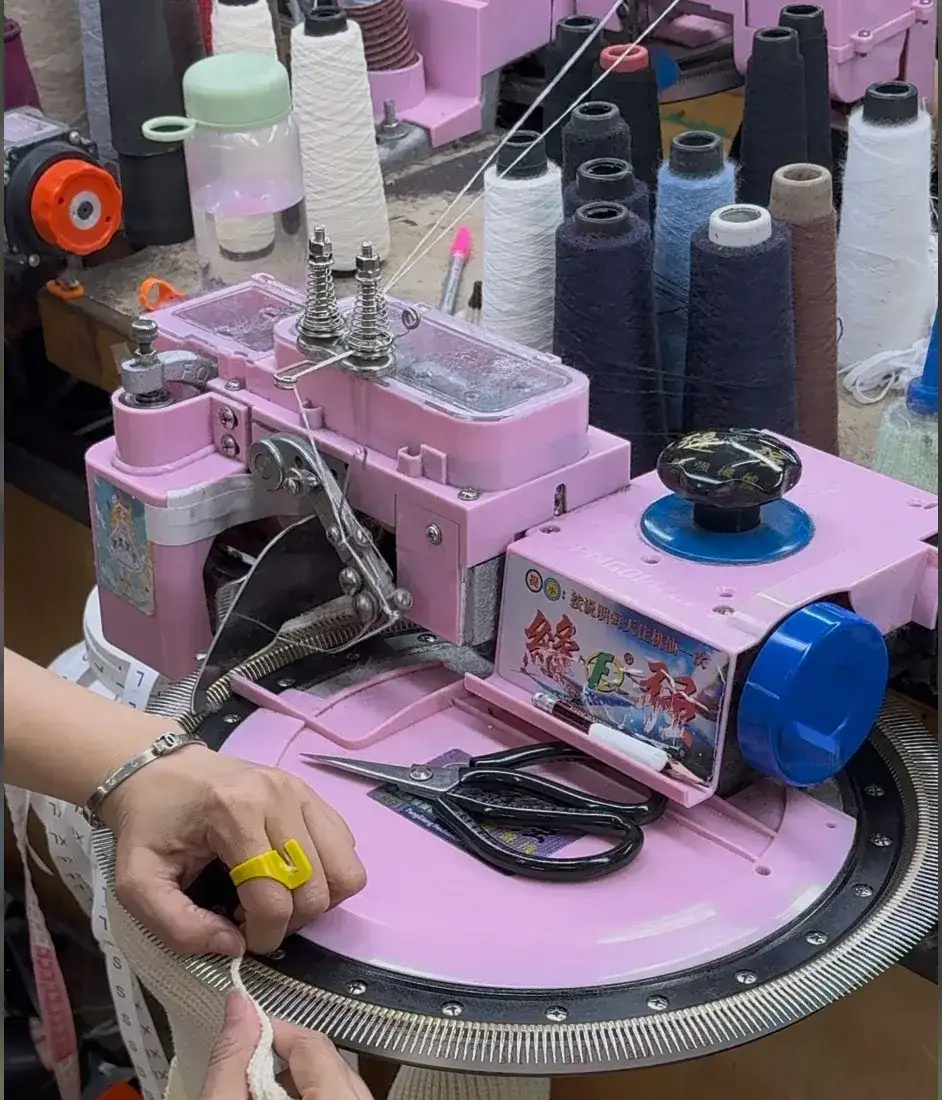 Linking machine with yarn cones and garment panel