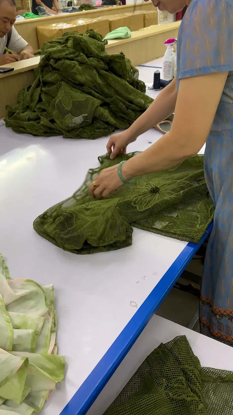 Garment finishing and thread trimming table