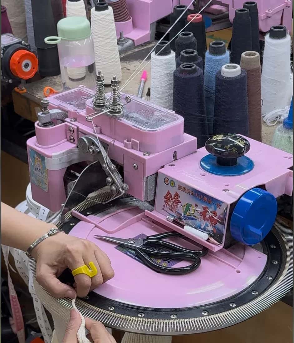 Linking machine with yarn cones and garment panel