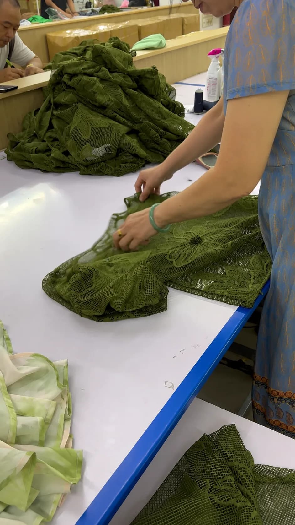 Garment finishing and thread trimming table
