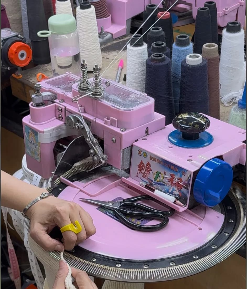 Linking machine with yarn cones and garment panel